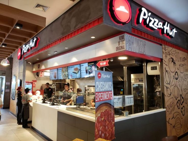 FRANGO ASSADO INAUGUROU NOVE CORNERS DA PIZZA HUT EM 2019 Panorama de