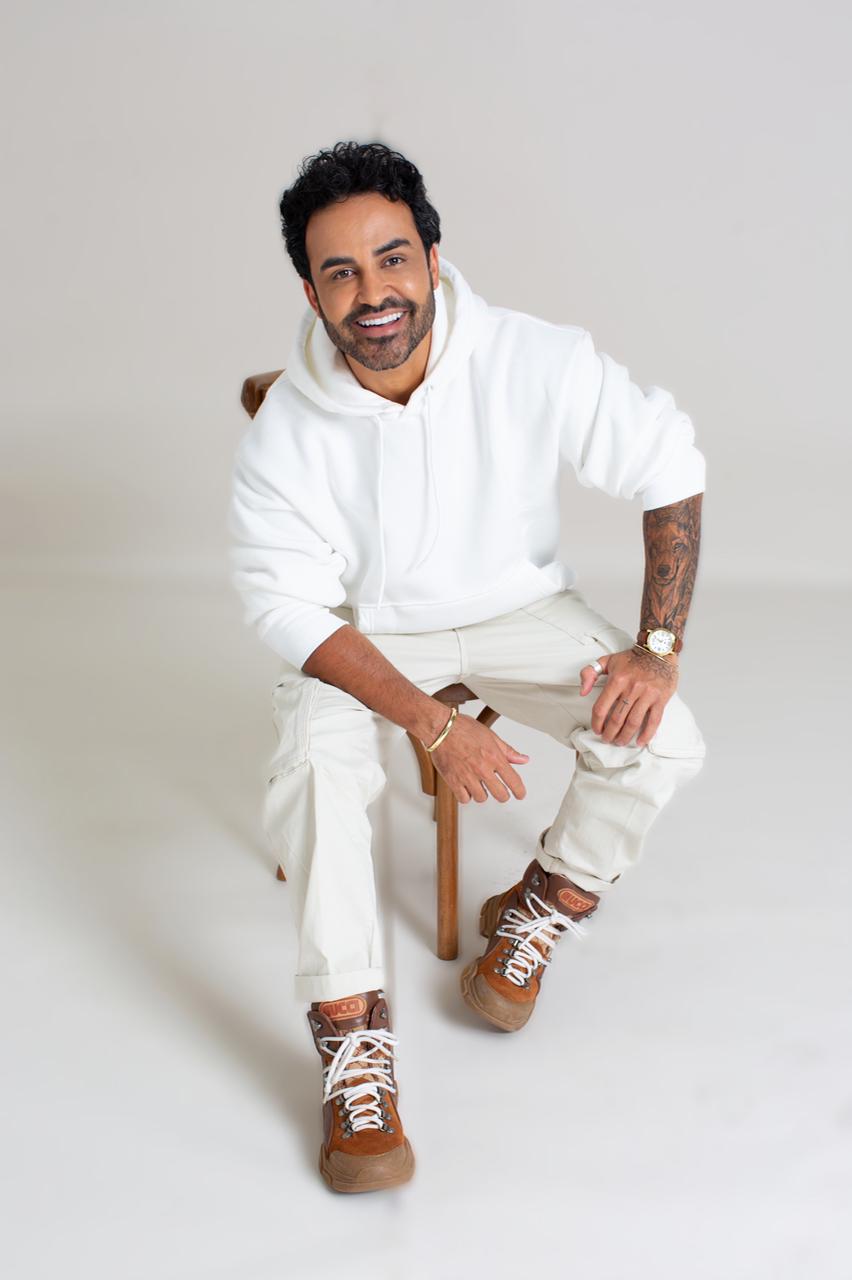 HAIR STYLIST DE FAMOSAS CHRIS RODRIGUES REVELA COMO FOI EMPREENDER NA